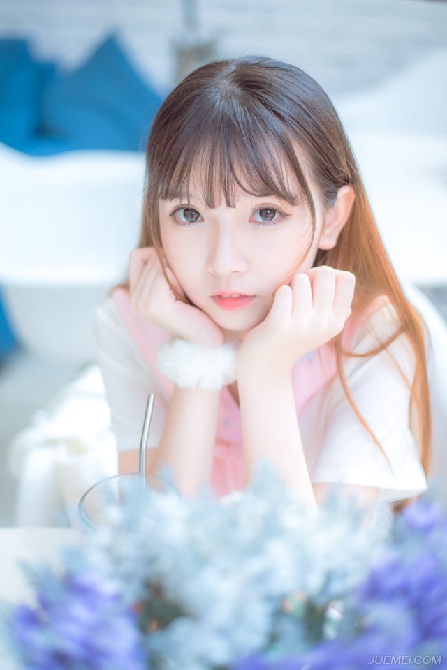 刘璝连续赶了五天五夜的路，一路上换马不换人，此刻脸上已经带着浓浓的倦色，几乎是从马背上滚下来的。