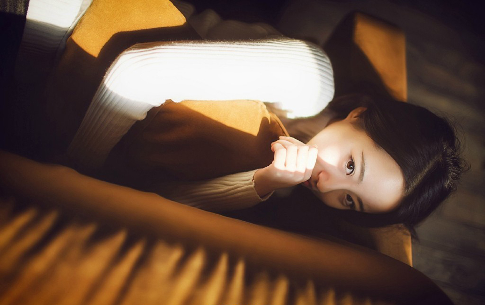 姐妹俩依言进来，大乔担忧的看了小乔一眼，连忙向吕布道：“夫君，妹妹她只是……毕竟当年也算相识一场，并不是……”